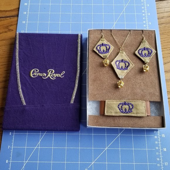 Crown Royal Jewelry Set in presentation box - Picture 1 of 8